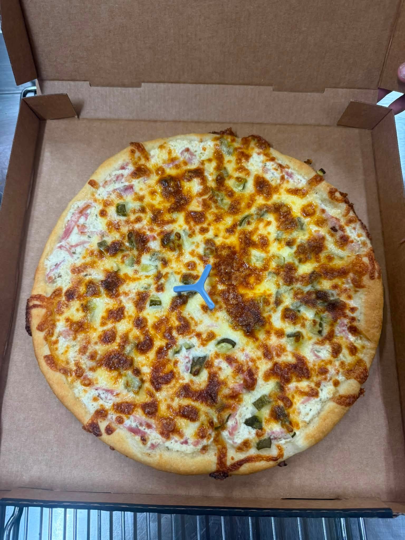 Sonkás-csemegeuborkás pizza
